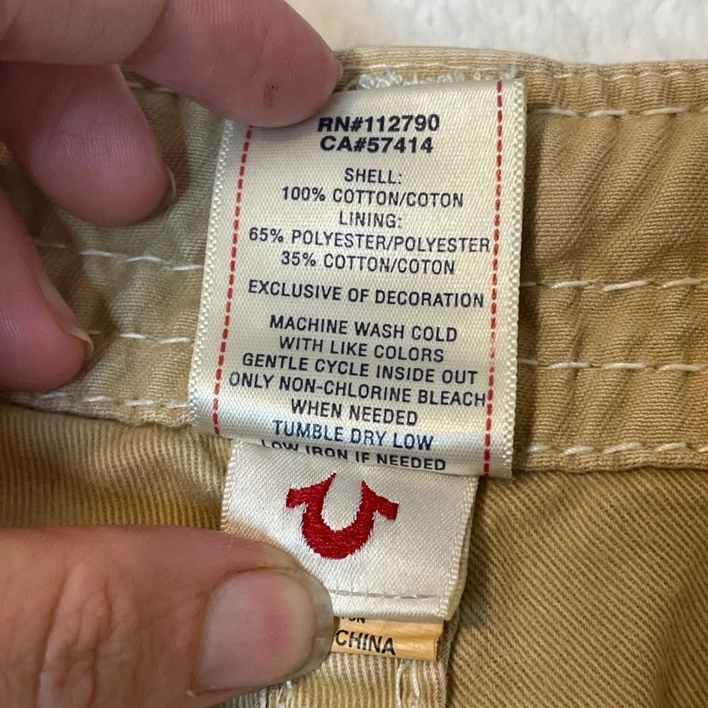 True Religion Mens Tan Cargo Shorts Big T Stitch Raw Hem Size 33 MEG841EH